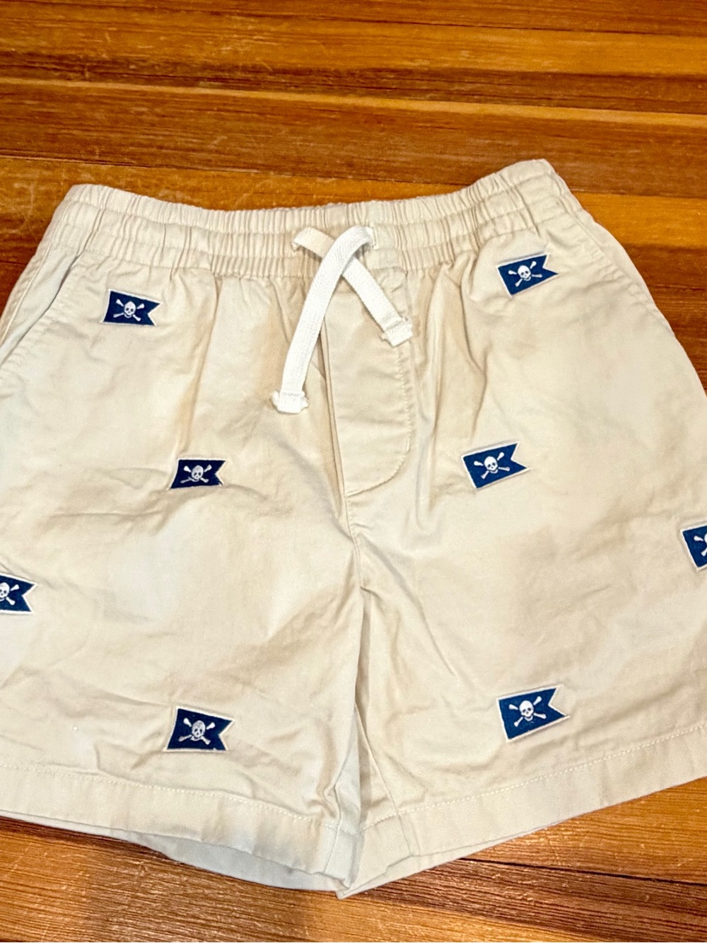 Vineyard Vines Cream Drawstring Shorts with Navy Skull Flag Embroidery